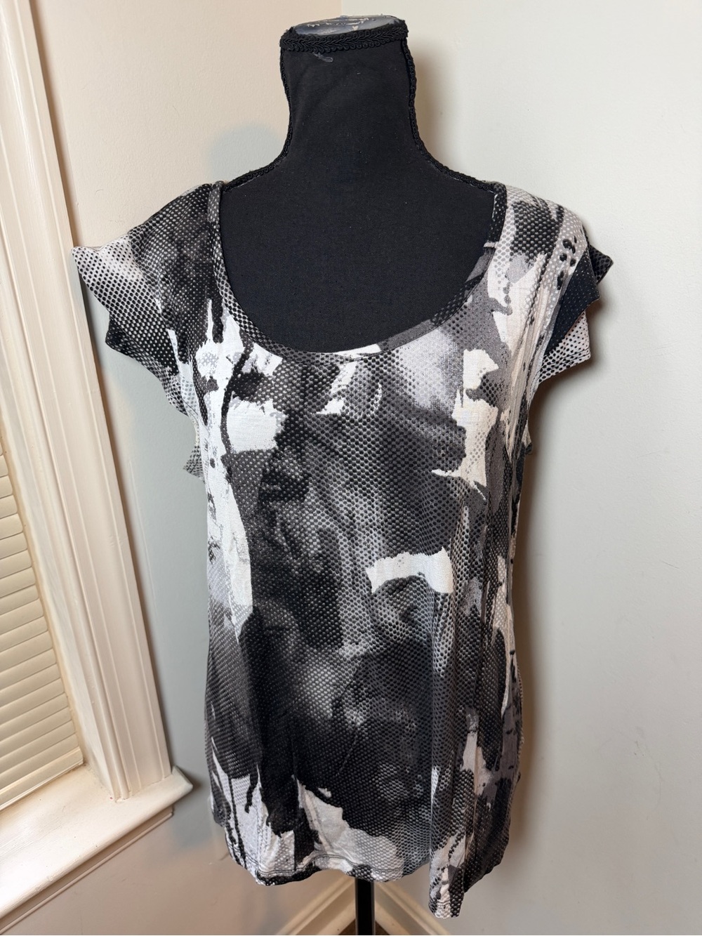 Alyx Medium Black White Abstract Print Flutter Sleeve Scoop Neck Knit Top USA